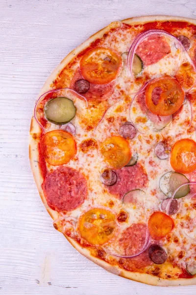 Pepinillos Bávaros Salami Tomates Pizza Cebolla — Foto de Stock