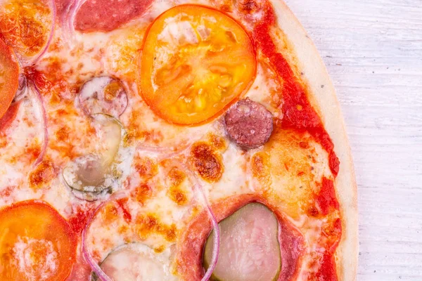 Embutidos Bávaros Pizza Cebolla Pepinillos Tomates — Foto de Stock