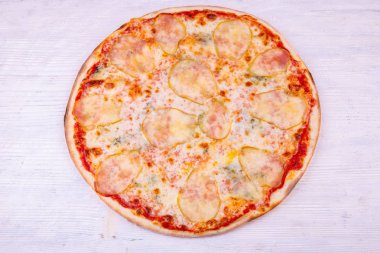 Dorblu peynir, taze armut, domates sosu pizza ve kekik