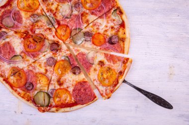 Pizza salam ve Bavyera sosis parçaları kesmek