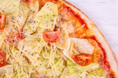 Marul yaprakları ve domates pizza, peynir soslu tavuk