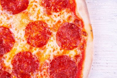 Parça pizza salam ve peynir, kekik ve domates sos ile