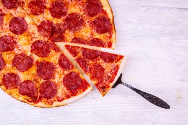 Pizza salam ve peynir ile alakart kesmek