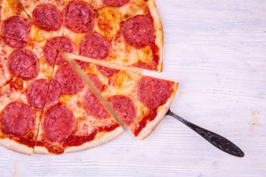 Adet peynirli pizza kesti