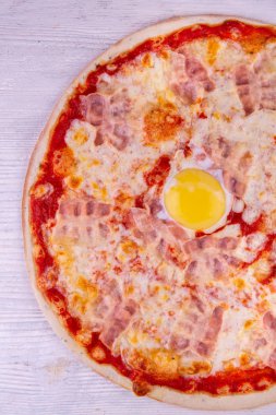 Yumurta ve pastırma pizza peyniri bir kekik altında