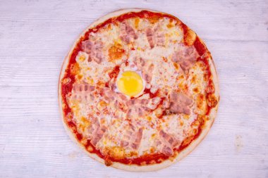 Carbonara ve yumurta peynirli pizza