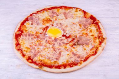 Pastırma pizza ve altında işlenmiş peynir domates soslu