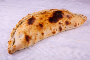 Kaltsone jambon, domates pizza ve kekik