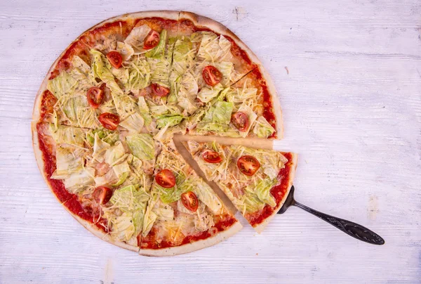 Hähnchenbrust Und Salatblätter Pizza Wird Carte Serviert — Stockfoto