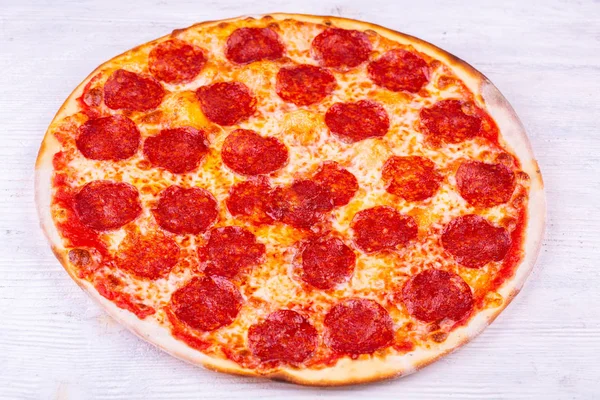 Pizza Salami Orégano Queso Salsa Tomate Con Mozzarella — Foto de Stock