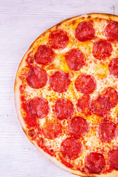 Salami Käsepizza Und Oregano Mit Tomatensauce — Stockfoto