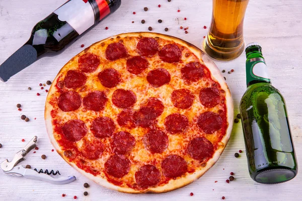 Salami Pizza Sirve Con Vaso Cerveza Condimentos — Foto de Stock