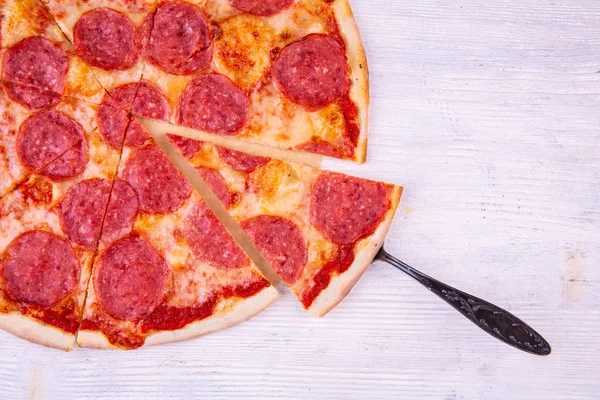 Pizza Cortada Trozos Con Queso — Foto de Stock