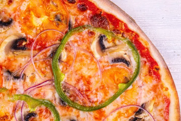 Fragment Einer Pizza Mit Champignons Und Pfeffer — Stockfoto