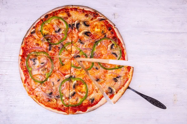 Taglio Pizza Pezzi Con Paprica — Foto Stock