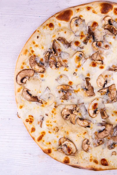 Een Julienne Kip Champignons Pizza Kaassaus — Stockfoto