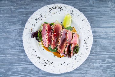 Şili biber ve mirinovy benzin istasyonu bir ton balığı üzerinden Tataki