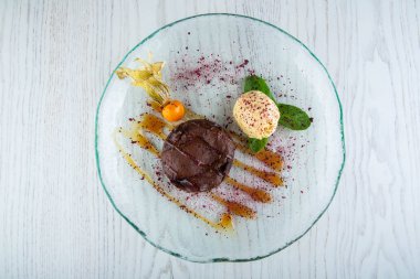 Çikolata bir top vanilyalı dondurma ile