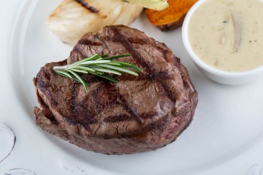  Minion fileto kazığı bir şube köknar ağacı ile