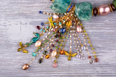 Bir saçılma Garnet ve chrysolites, rose kuvars ve nehir inci bir kolye fırça