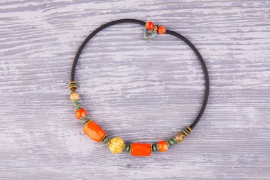 Bir mercan bir siyah kauçuk kablo kilit üzerinde bir kolye