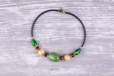 Kalsedon lastik siyah Kordon üzerinde bir kolye