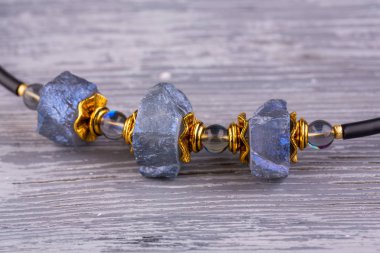 Sentetik opal takı cam ekler ile