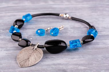 Bir kolye ile onların kakholong boncuk ile sentetik topaz küpe