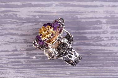 Bir yüzük gümüş bir çerçeve içinde Brigantine'in