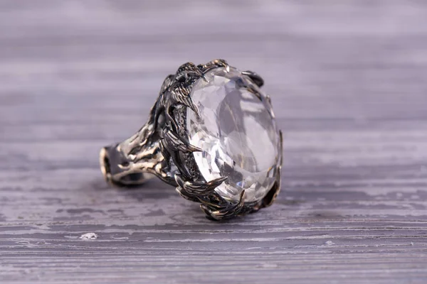 Anillo Plata Con Una Piedra Cortada Diamantes Imitación —  Fotos de Stock