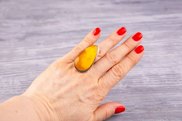 Ring Amber Hand — Stock Photo, Image