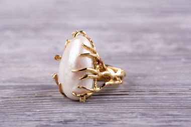 Mercan dalları şeklinde Altın Yüzük yumuşak inci ve sedef parlaklık yayan büyük barok inci ile dekore edilmiştir