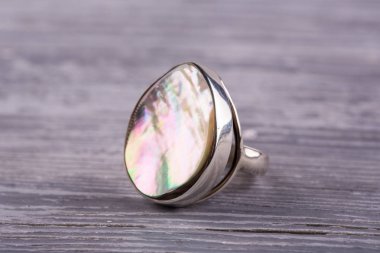 Nacre ile özel halka sıcak okyanus sularında yakalanan bir helioyew cilalı lavabo yapılır. Ve kuyumcu çok sıradışı boyama ile bir kopyasını bulmayı başardı