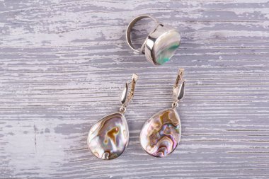 Küpe bir dizi ve nacre çarpıcı değil bir yüzük damla, ama çok zarif