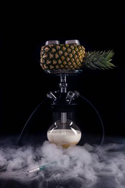 Büyük ananas ile bir kase üzerinde 1/ 2 blok üzerinde ananas segmentleri ile bir pin nargile bir paket