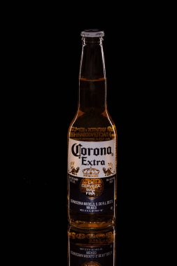Moskova, Rusya - 05 / 20 / 2020: Corona Siyah zemin üzerinde fazladan bir şişe bira camı