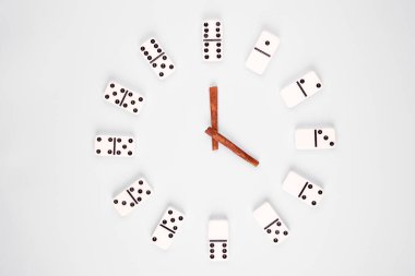 Beyaz arka planda ok şeklinde beyaz domino taşları