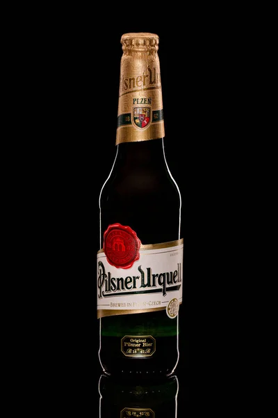 Moskva Ryssland 2020 Glasflaska Pilsner Urquell Svart Bakgrund — Stockfoto