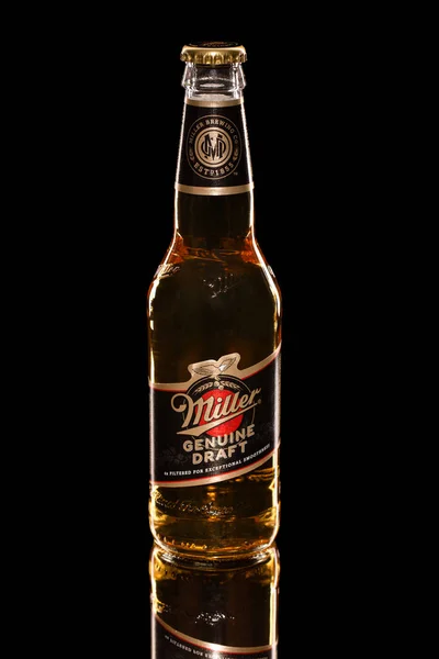 莫斯科 俄罗斯 2020 米勒啤酒在一个黑色背景的浅瓶中 — 图库照片