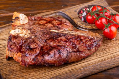 Biber ve tuzlu kömürde pişirilmiş biftek.