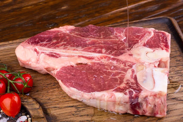 Portehouse Steak Ruwe Vorm Gedrenkt Met Olijfolie Met Tomaten Specerijen — Stockfoto