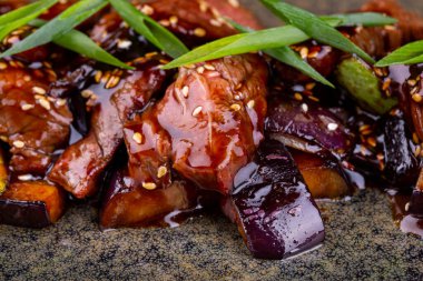 Yoryaki soslu mermer biftek ve susam.