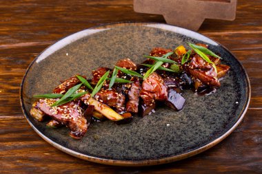 Mermer biftekli sıcak salata, haşlanmış kabak, patlıcan ve soğan.