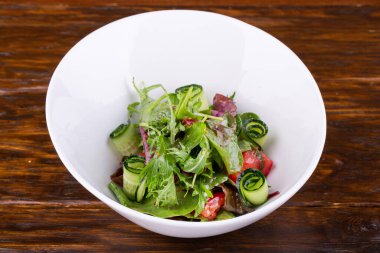 Taze salatalık, zeytinyağı ile servis edilir.