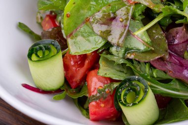 Domates, yeşil salatalık ve zeytin sosu.