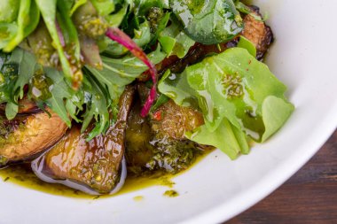 Kızarmış patlıcan, zeytinyağı soslu ve cevizli taze sebzeli.