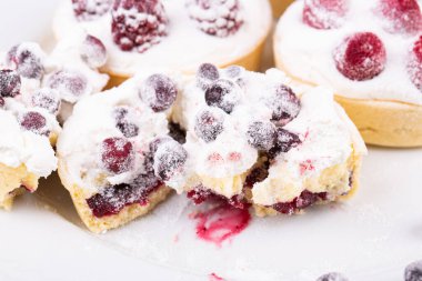 Yaban mersini kızartmalı kum hamuru, krema, krema ve taze dut.