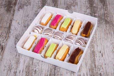 Muhallebi hamuru ve meyve dolgulu çeşitli ekinler ve profitroller: frenk üzümü, ahududu, mango, marakua, şam fıstığı ve greyfurt