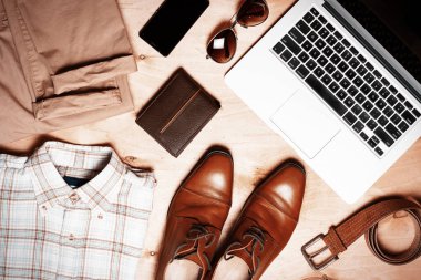 Modern yaratıcı erkek kıyafeti. Gezgin, öğrenci, işadamı için gerekli yükü.