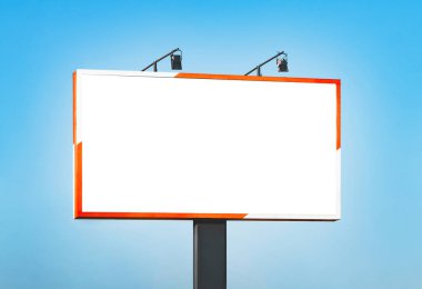 Mavi gökyüzü karşı boş yatay billboard. Mock-up için arka plan.